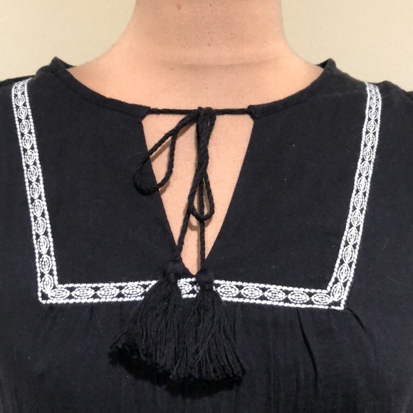 NWT Old Navy Midi Dress Size XS Black Flutter Sleeve White Embroidery - Picture 3 of 10